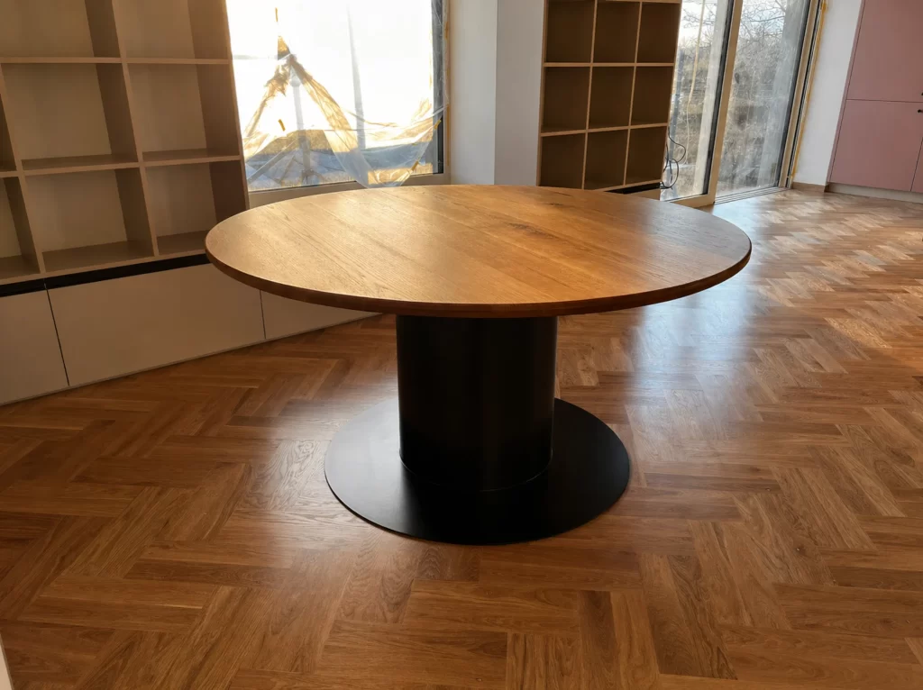 Kulatý stůl z masivu na černé středové noze