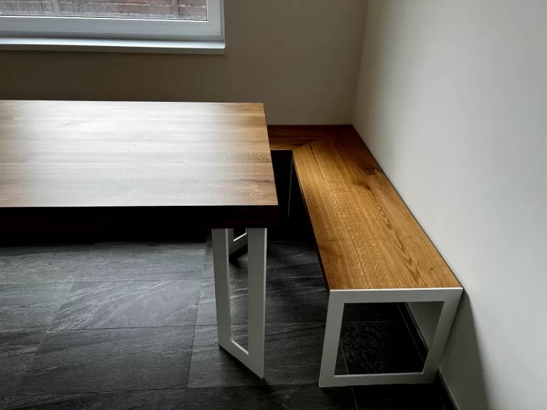 Dubový stůl a lavice s bílou kovovou podnoží