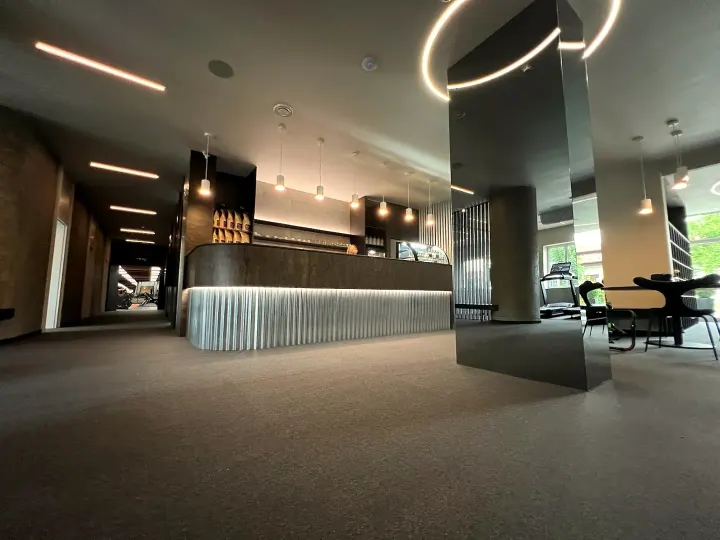 Bar a recepce na míru ve fitness centru BOD Fitness