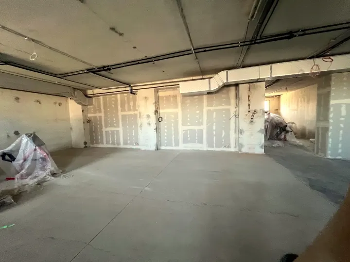 Prázdná hala před začátkem prací