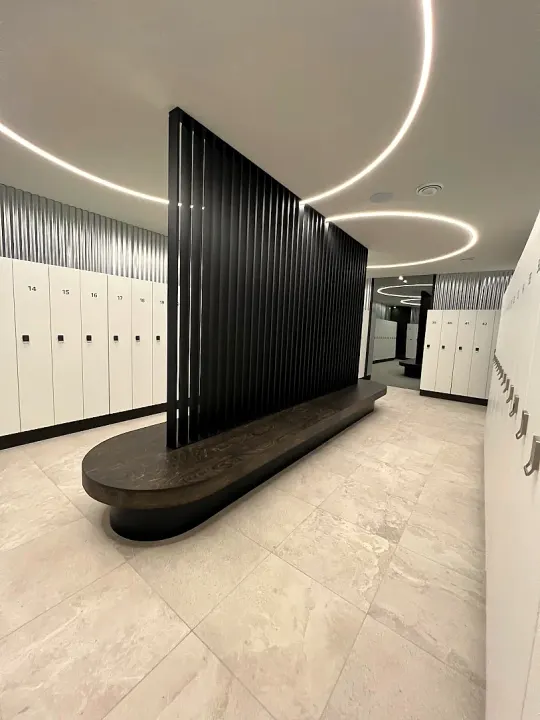 Lavice kolem obloženého sloupu