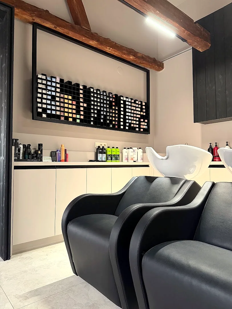 Kadeřnický salon KIRU ADLT – kompletní interiér na míru