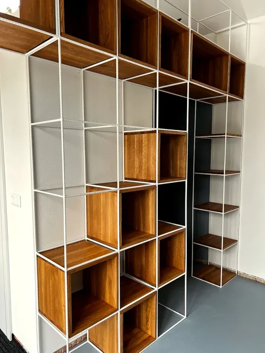Detail dubových boxů v ocelové konstrukci