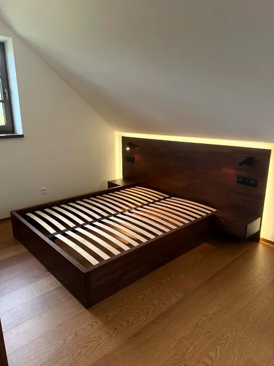 Detail čela s osvětlením