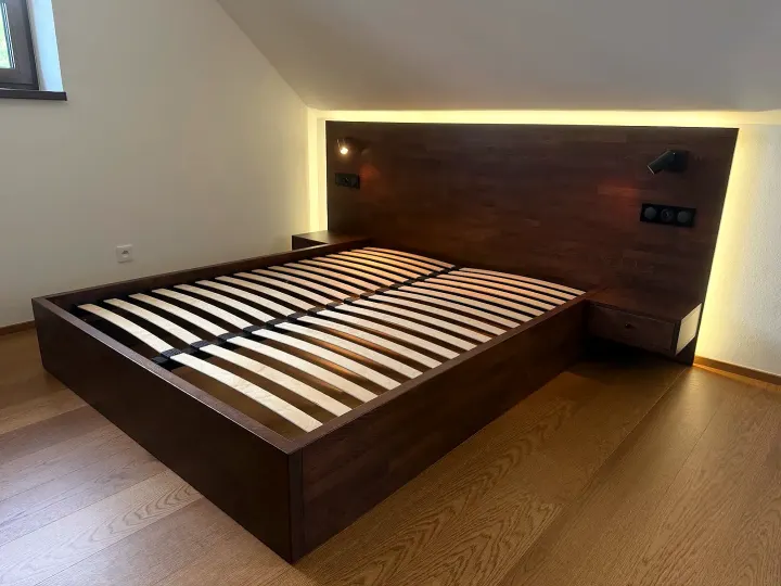 Postel s podsvíceným čelem