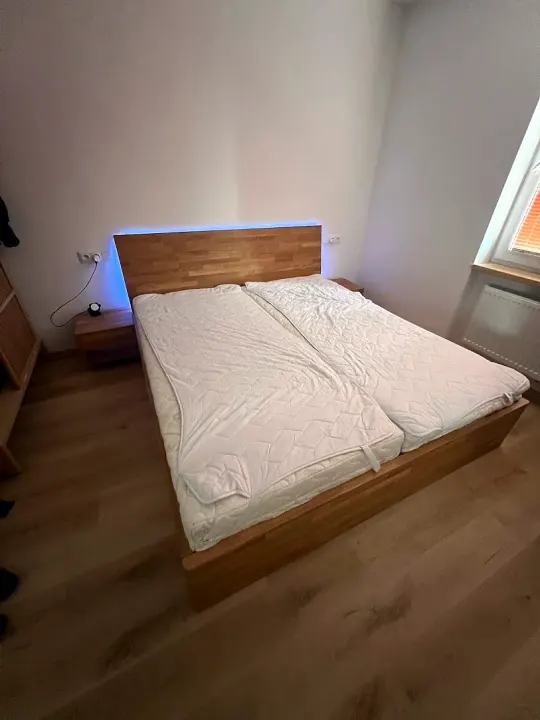 Postel s podsvíceným čelem