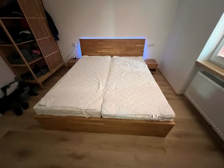 Masivní postel