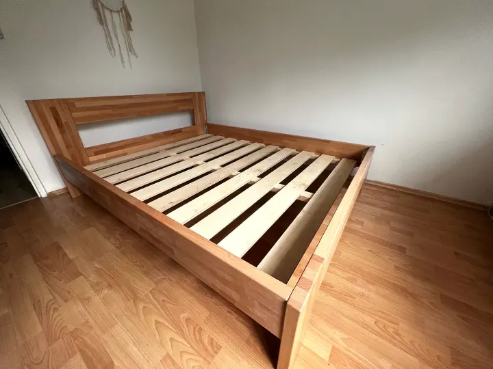 Postel z masivu